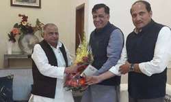 इन्वेस्टर्स समिट के लिए सक्रियता बढ़ी, मुलायम सिंह को न्यौता भेजा