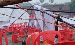 देवरिया- प्रियंका गांधी का मंच गिरा, आंधी पानी से अफरातफरी