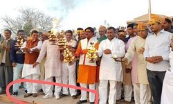 माँ गंगा ने बुलया है जूते पहन कर आरती करने के लिए ? माँ गंगा ने बुलया है जूते पहन कर आरती करने के लिए ?