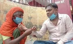 वाराणसी में युवाओं ने रक्षाबंधन पर की अनोखी पहल भिखक्षाटन करने वाली महिला से युवाओं ने बंधवाई राखी रक्षासूत्र बंधवाकर युवाओं ने भिखक्षाटन करने वाली महिला की मदद सिगरा थाना क्षेत्र का मामला वाराणसी में युवाओं ने रक्षाबंधन पर की अनोखी पहल भिखक्षाटन करने वाली महिला से युवाओं ने बंधवाई राखी रक्षासूत्र बंधवाकर युवाओं ने भिखक्षाटन करने वाली महिला की मदद सिगरा थाना क्षेत्र का मामला