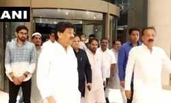 कांग्रेस के वरिष्ठ नेता अहमद पटेल मुंबई के जेडब्ल्यू मैरियट होटल पहुंचे, जहां इस वक्त कांग्रेस के विधायक रखे गए हैं।