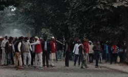 लखनऊ- गाजीपुर में पथराव में सिपाही की मौत का मामला. रात भर चली छापेमारी में 28 लोग हिरासत में. वीडियो फुटेज के आधार पर हिरासत में लिए गए. गाजीपुर में भीड़ के पथराव में कल हुई थी सिपाही सुरेश वत्स की मौत