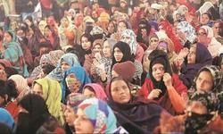 CAA: शाहीनबाग की तरह इलाहाबाद में भी प्रदर्शन, कड़ाके की सर्दी में धरने पर बैठी महिलाएं