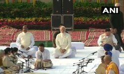 प्रधानमंत्री नरेंद्र मोदी आज अहमदाबाद के साबरमती आश्रम जाएंगे, जहां पर वह देश को खुले में शौच से मुक्त घोषित करेंगे. इस दौरान पीएम मोदी के साथ 20 हजार से अधिक गांवों के सरपंच मौजूद रहेंगे.