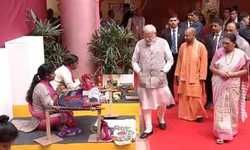 बड़ा लालपुर स्थित दीनदयाल हस्तकला संकुल में निरीक्षण करते प्रधानमंत्री नरेंद्र मोदी।