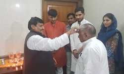 नेता जी और शिवपाल यादव एक साथ प्रगतिशील समाजवादी पार्टी के कार्यालय 6 लाल बहादुर शास्त्री मार्ग पर दिवाली पूजन किया, पुरा परिवार एक साथ दिखा