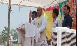 राजनाथ सिंह ने जैसे ही कहा कि मजे में हउआ लोगन, मामला चकाचक बा न, तालियों की गड़गड़ाहट से पांडाल गूंज उठा राजनाथ सिंह ने जैसे ही कहा कि मजे में हउआ लोगन, मामला चकाचक बा न, तालियों की गड़गड़ाहट से पांडाल गूंज उठा