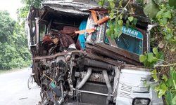 उन्नाव: 2 ट्रकों की आमने-सामने से भिड़ंत, हादसे में दोनों ट्रक चालकों की मौत, बीघापुर थाना पुलिस मौके पर पहुंची, बीघापुर के ओसियां मोड़ की घटना।