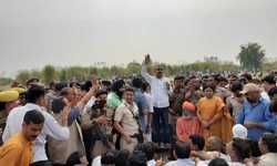 बीजेपी विधायक कुलदीप सिंह सेंगर दिल्ली से उन्नाव परियर घाट पहुँच कर भाई के अंतिम संस्कार में हुए सामिल साथ में भाजपा सांसद साक्षी महाराज, परियर घाट पर उमड़ी जबरदस्त भीड़