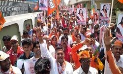 मेनका गांधी के नामांकन जुलूस में उमड़ी भीड़ मेनका गांधी के नामांकन जुलूस में उमड़ी भीड़