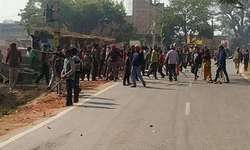 गाजीपुर : आपस में  भिड़े दो गांवों के लोग, पत्थरबाजी की चपेट में आने से पुलिसकर्मी घायल