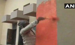 मुगलसराय रेलवे स्टेशन को भगवा रंग से किया जा रहा पेंट, 5 अगस्त को सीएम योगी और अमित शाह करेंगे दौरा