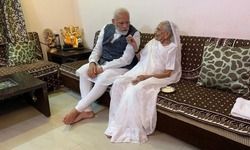 प्रधानमंत्री नरेंद्र मोदी की मां हीराबेन ने अपनी निजी बचत से #PMCARES फंड में 25,000 रुपये का दान किया है।
