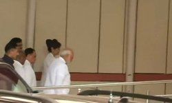 पूर्व पीएम अटल बिहारी वाजपेयी से मिलने दोबारा एम्स पहुंचे मोदी। वाजपेयी की हालत अभी नाजुक बनी हुई है और वे एम्स में भर्ती हैं। पूर्व पीएम अटल बिहारी वाजपेयी से मिलने दोबारा एम्स पहुंचे मोदी। वाजपेयी की हालत अभी नाजुक बनी हुई है और वे एम्स में भर्ती हैं।