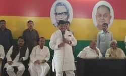 लखनऊ । पूर्व रक्षा मंत्री मुलायम सिंह पहुंचे सेक्युलर मोर्चा के कार्यालय ।शिवपाल सिंह यादव समेत सेक्युलर मोर्चा के पदाधिकारियो ने किया ज़ोरदार स्वागत