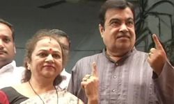 केंद्रीय मंत्री नितिन गडकरी ने भी अपने मत का इस्तेमाल किया. गडकरी ने अपने पूरे परिवार के साथ नागपुर में वोटिंग की. वोटिंग के बाद उन्होंने जनता से ज्यादा से ज्यादा मतदान का आह्वान किया