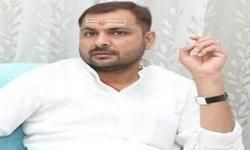 भाजपा विधायक की दबंगई : टैंकर प्रभारी को मुर्गा बनाया भाजपा विधायक की दबंगई : टैंकर प्रभारी को मुर्गा बनाया