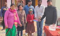 पाठ्य सामग्री पा कर खिले नौनिहालों के चेहरे।