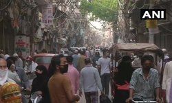 दिल्ली में कई जगह उड़ी सोशल डिस्टेंसिंग की धज्जियां, खरीदारी करते दिखे लोग दिल्ली में कई जगह उड़ी सोशल डिस्टेंसिंग की धज्जियां, खरीदारी करते दिखे लोग