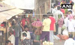 महाराष्ट्रः लॉकडाउन के बीच मुंबई के भायखला सब्जी मार्केट में खरीदारी करते लोग। महाराष्ट्रः लॉकडाउन के बीच मुंबई के भायखला सब्जी मार्केट में खरीदारी करते लोग।