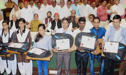 समाजवादी पार्टी ने यशस्वी भव कार्यक्रम में यूपी बोर्ड के 19 मेधावियों को लैपटॉप वितरित किये गए