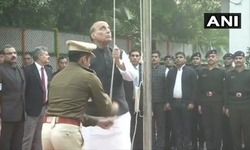 गणतंत्र दिवसः अपने आवास पर रक्षा मंत्री राजनाथ सिंह ने फहराया तिरंगा