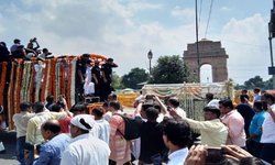 पूर्व पीएम अटल बिहारी को अंतिम विदाई देने के लिए काफिले के पीछे-पीछे चल रहे हैं आम लोग। भारी संख्या में लोगों की मौजूदगी। पूर्व पीएम अटल बिहारी को अंतिम विदाई देने के लिए काफिले के पीछे-पीछे चल रहे हैं आम लोग। भारी संख्या में लोगों की मौजूदगी।