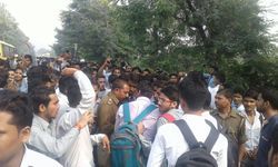 हादसे में छात्र की मौत पर उग्र हुई भीड़, किया नेशनल हाइवे जाम हादसे में छात्र की मौत पर उग्र हुई भीड़, किया नेशनल हाइवे जाम