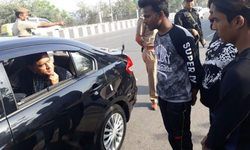 डीजीपी ओपी सिंह ने आज सुबह बाइक सवार चार युवकों को वीवीआईपी गेस्ट हाउस के पास हूटिंग करने पर को दौड़ा कर पकड़ लिया। बाद में डीजीपी ने चारों को समझाने के बाद जाने दिया।