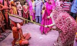 आज से ब्रज में लट्ठमार होली महोत्सव शुरू, दूरदराज से आए भक्त होली का उठा रहे मजा,  रंगीली गली में लट्ठमार होली का आयोजन, राधा रानी मंदिर में भक्तों की अपार भीड़।