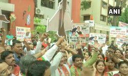 राफेल डील को लेकर दाखिल पुनर्विचार याचिकाएं सुप्रीम कोर्ट से खारिज होने के बाद राहुल गांधी द्वारा माफी की मांग को लेकर BJP कार्यकर्ता देश भर में प्रदर्शन कर रहे हैं।