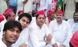 गन्ना भुगतान की मांग को लेकर सपाइयों ने खतौली मिल पर धरना दिया गन्ना भुगतान की मांग को लेकर सपाइयों ने खतौली मिल पर धरना दिया