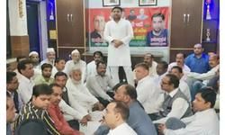 लखनऊ में मुरादाबाद के महानगर अध्यक्ष और फोटो में कर ली बैठक लखनऊ में मुरादाबाद के महानगर अध्यक्ष और फोटो में कर ली बैठक