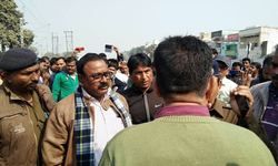 मंडुवाडीह : रेलवे स्टेशन पर कैरेज खलाशी गोपाल यादव की जी आर पी ने पिटाई कर दी बिरोध में रमेश मिश्रा जोनल सेक्रेटरी NFIR /NDLS ने सैकड़ो कार्यकर्ताओ के साथ  धरने पर बैठ कर जी आर पी सिपाही का निलंबन करवाया।