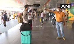 मुंबई से यात्रियों को लेकर एक विशेष ट्रेन आज सुबह नई दिल्ली रेलवे स्टेशन पर पहुंची। रेलवे स्टेशन पहुंचने के बाद सभी यात्रियों की स्क्रीनिंग की गई। मुंबई से यात्रियों को लेकर एक विशेष ट्रेन आज सुबह नई दिल्ली रेलवे स्टेशन पर पहुंची। रेलवे स्टेशन पहुंचने के बाद सभी यात्रियों की स्क्रीनिंग की गई।