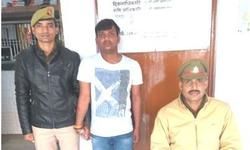 नवयुग विद्यामंदिर स्कूल के पास से एण्टी रोमियो टीम ने एक यूवक को गिरफ्तार किया नवयुग विद्यामंदिर स्कूल के पास से एण्टी रोमियो टीम ने एक यूवक को गिरफ्तार किया