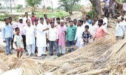 आनंदसेन यादव ने पीड़ितों से मिलकर न्याय का दिलाया भरोसा, दबंगो पर सख्त कार्यवाही की माँग आनंदसेन यादव ने पीड़ितों से मिलकर न्याय का दिलाया भरोसा, दबंगो पर सख्त कार्यवाही की माँग