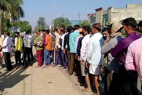 सरकार राजस्व तो प्राप्त करेगी लेकिन ये शराब लाखों को कोरोना पाजटिव करेगी, सुबह से ही दुकान खोलने से पहले लोग लाइनों में लगे, ग्राहक दुकान खोलने का कर रहे इंतजार। सोशल डिस्टेंसिंग की उड़ी धज्जियां