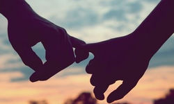 घरवालों से परेशान होकर नदी में कूदे GF और BF, लोगों ने बचाई जान घरवालों से परेशान होकर नदी में कूदे GF और BF, लोगों ने बचाई जान