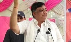 शिवपाल के बाद अब नरेश ने डिंपल पर साधा निशाना शिवपाल के बाद अब नरेश ने डिंपल पर साधा निशाना