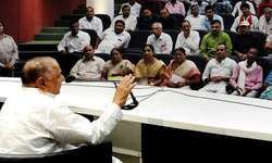 समाजवादी पार्टी और परिवार एक, लोग अटकलें न लगायें : मुलायम