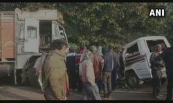 झारखंड : दुमका में दो वाहनों के बीच टक्कर में आठ लोग मारे गए और दो घायल हुए
