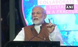 प्रधानमंत्री नरेंद्र मोदी ने महाराष्ट्र के मुख्यमंत्री उद्धव ठाकरे से फोन पर बात की और कोरोना वायरस से निपटने के इंतजामों पर चर्चा की.