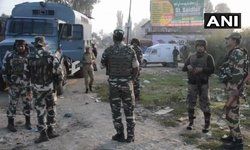 अनंतनाग के मुनवर्ड में एक मुठभेड़ चल रही है। माना जाता है कि 1-2 आतंकवादी फंस गए हैं। पुलिस, सेना और सीआरपीएफ संचालन कर रहे हैं। जिले में मोबाइल इंटरनेट सेवाओं को निलंबित कर दिया गया है।