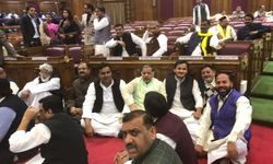 सीएम योगी के माफी मांगने पर अड़ी सपा, सदन न चलने की दी धमकी