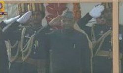 राष्ट्रपति रामनाथ कोविंद ने 71वें गणतंत्र दिवस के मौके पर राजपथ पर तिरंगा झंडा फहराया. इस मौके पर उन्हें 21 तोपों की सलामी दी गई. अब राजपथ पर राष्ट्रपति परेड की सलामी ले रहे हैं.