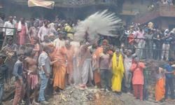 वाराणसी  सदियों पुरानी निभाई गई परंपरा श्रद्धालुओं ने मणिकर्णिका घाट पर खेली चिता भस्म की होली