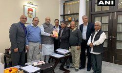 दिल्ली: कश्मीरी पंडितों का एक प्रतिनिधिमंडल आज गृह मंत्री अमित शाह से मिला।