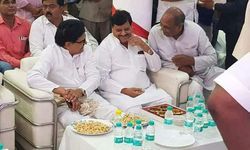 रामगोपाल, शिवपाल के रिश्तों की बर्फ पिघलती नजर आई रामगोपाल, शिवपाल के रिश्तों की बर्फ पिघलती नजर आई