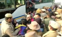 जामिया में कल गुरुवार को हुई फायरिंग के खिलाफ आज शुक्रवार को छात्र दिल्ली पुलिस मुख्यालय के सामने प्रदर्शन करने पहुंचे थे, जहां पुलिस ने प्रदर्शनकारियों को जबरन हटा दिया.